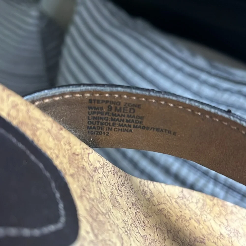 Kenneth Cole Green and Black Sandals with Elegant Detailing - Picture 4 of 7